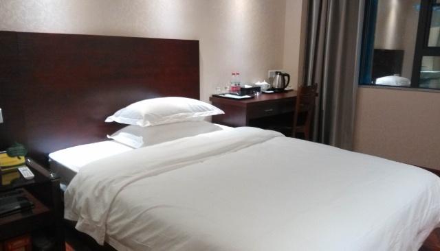 為什么酒店的單人床會放兩個枕頭?服務員不小心透露出背后的貓膩